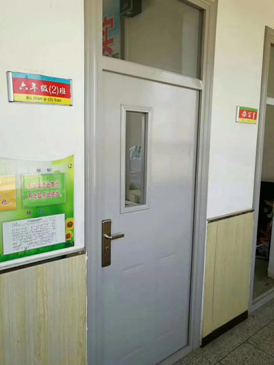 学校教室门一般是什么样的?